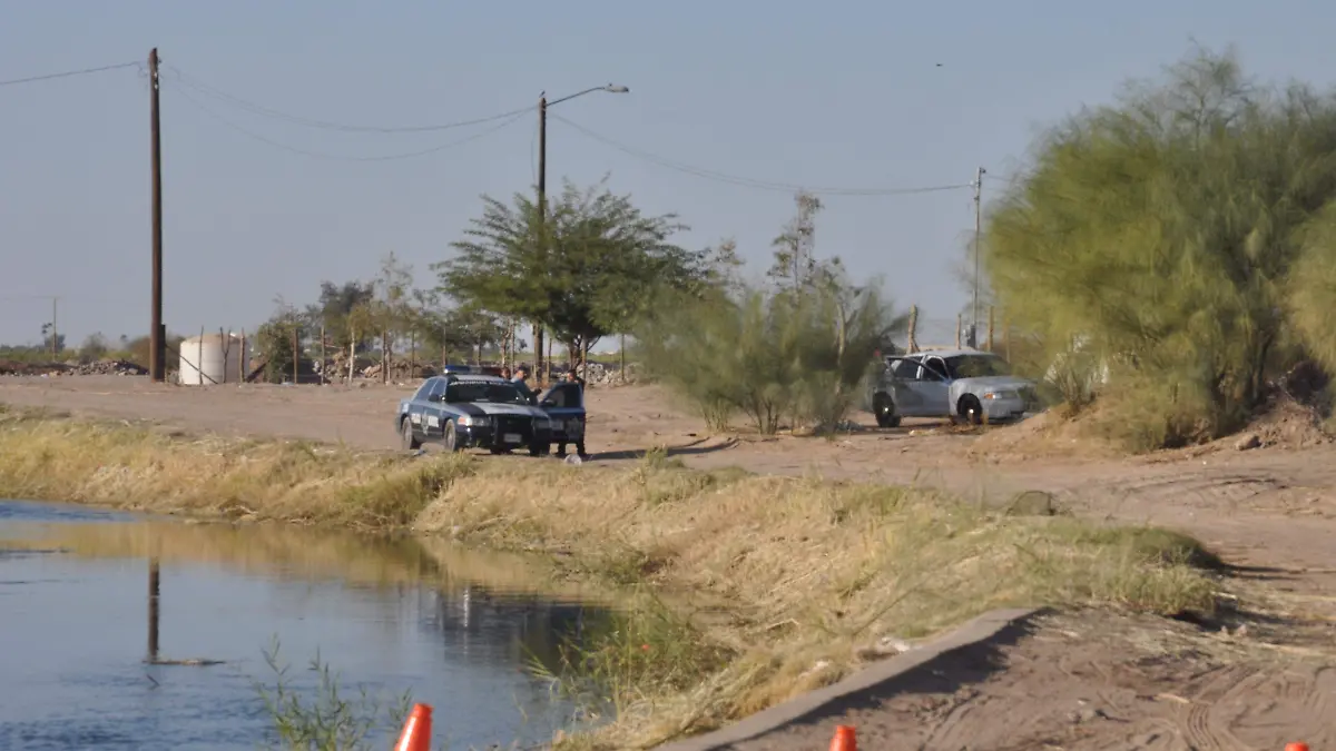 hallado a un lado del canal